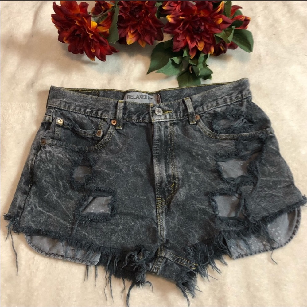 Levi’s 550 Distressed Black Cut Off Shorts!
